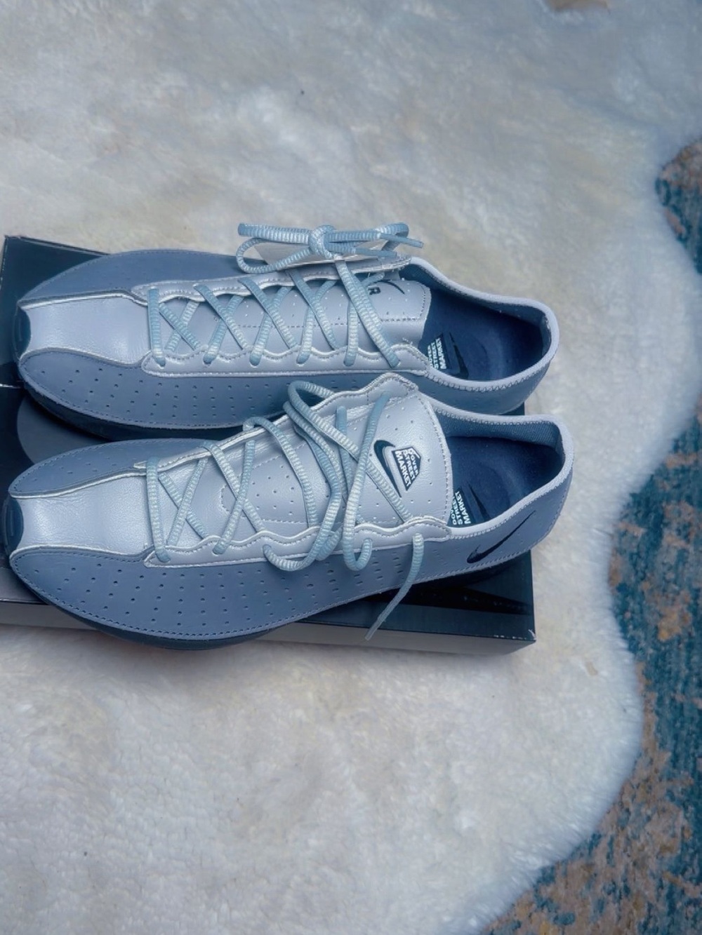 Nike Men’s Light Gray and White Low-Profile Sneakers